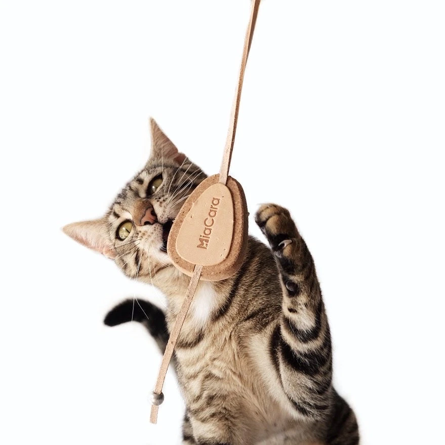 Jouet Pour Chat Coda En Liège Et Cuir 4 Jouet Pour Chat Coda En Liège Et Cuir – Image 2