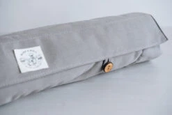 Matelas De Voyage Pour Chien Enroulable Compass Band & Roll -Hariet & Rosie Blanket Compas smoke close up 1 1080x 45ca78ca 90de 4ff4 b7a4 5acad6113e56