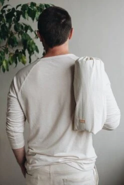 Matelas De Voyage Pour Chien Enroulable Compass Band & Roll -Hariet & Rosie Compass packaging and wearing 3 720x f4cdb285 55ec 4a83 a176 51617f393cb3