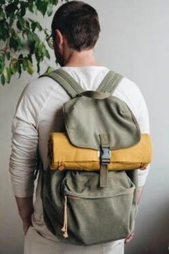 Matelas De Voyage Pour Chien Enroulable Compass Band & Roll -Hariet & Rosie Compass packaging and wearing 5 720x c8e747bb cae2 4df3 b000 bef84e328396