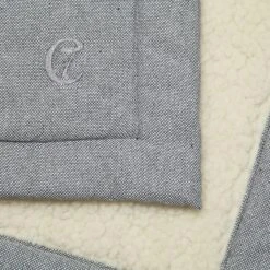 Tapis Pour Chien En Tweed Gris HOSTEL -Hariet & Rosie cloud7 dog blanket tweed grey woolmix detail logo