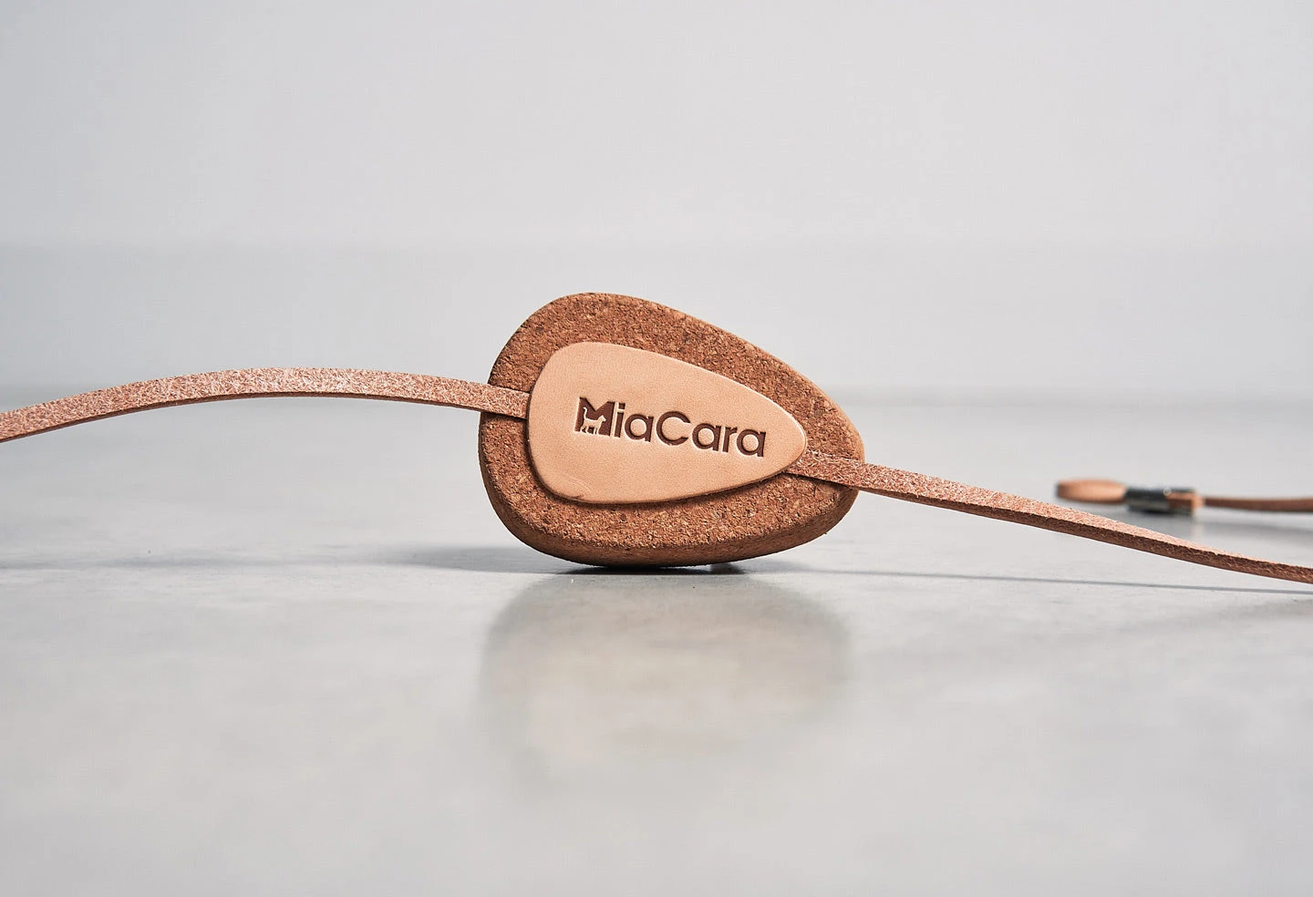 Jouet Pour Chat Coda En Liège Et Cuir 5 Jouet Pour Chat Coda En Liège Et Cuir – Image 3