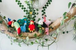 PLAY Peluche Perroquet 9 PLAY Peluche Perroquet -Hariet & Rosie fetching flock plush toy set lifestyle image 168b2d7a 3f55 4131 a778 a9c7dca30492