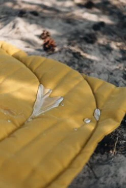 Matelas De Voyage Pour Chien Enroulable Compass Band & Roll -Hariet & Rosie water on the blanket 1 720x 2df08b20 c7c5 48ed b2af 7251be828a83